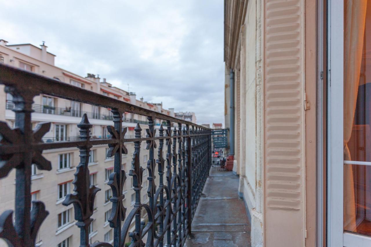 Greeter-appartement Haussmannien Avec Balcon Apartment Paris