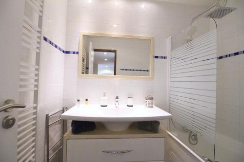 Short Apartment *
