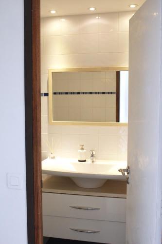 Short Apartment *