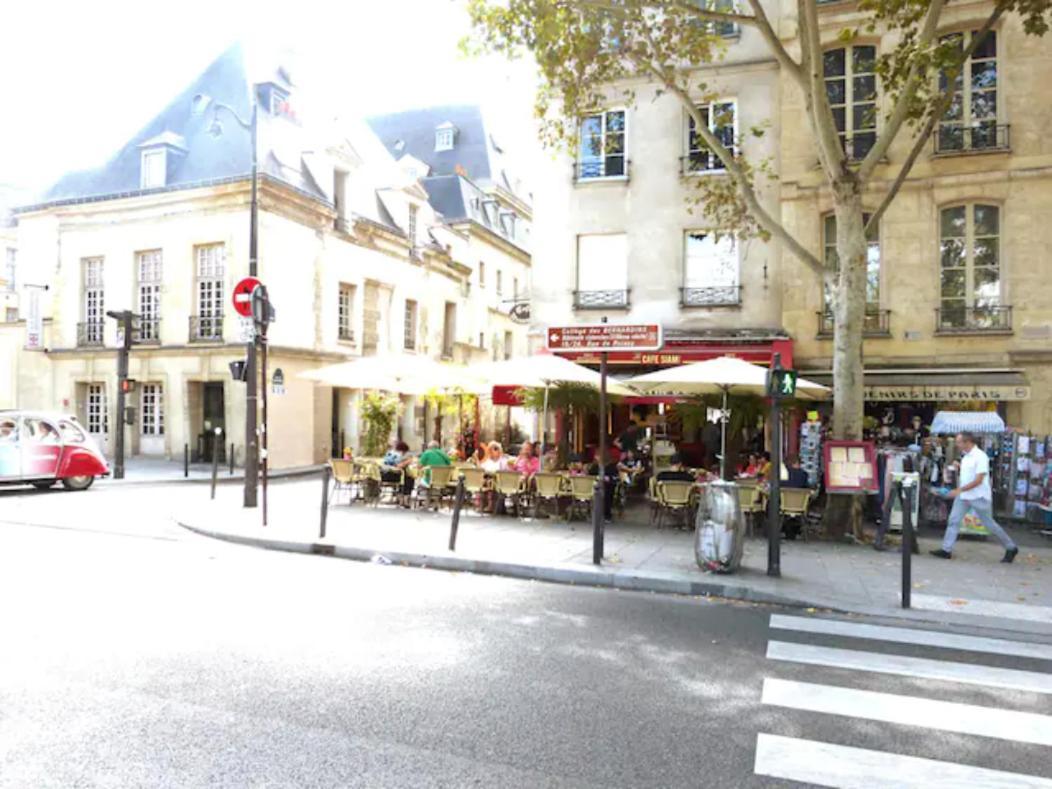 Near Notre Dame&river Seine *
