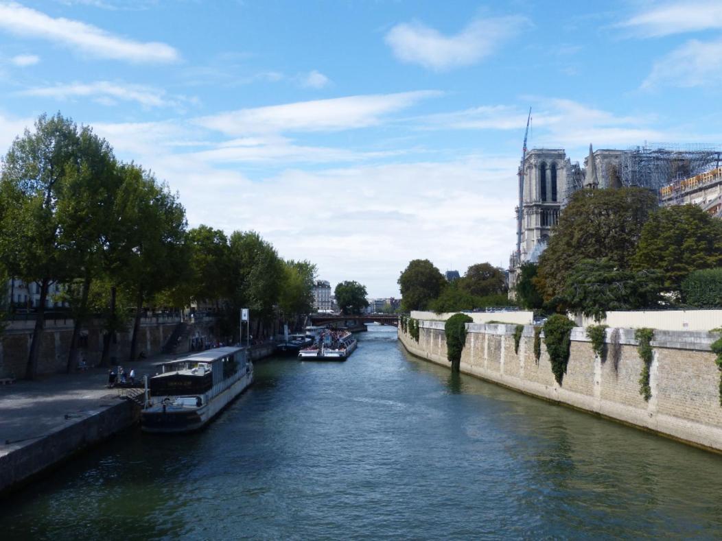Near Notre Dame&river Seine Paris
