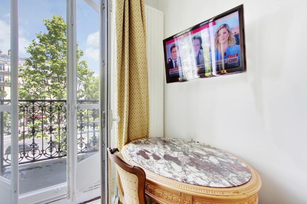Junior Avec Balcon Et Vue Sur Arc De Triomphe