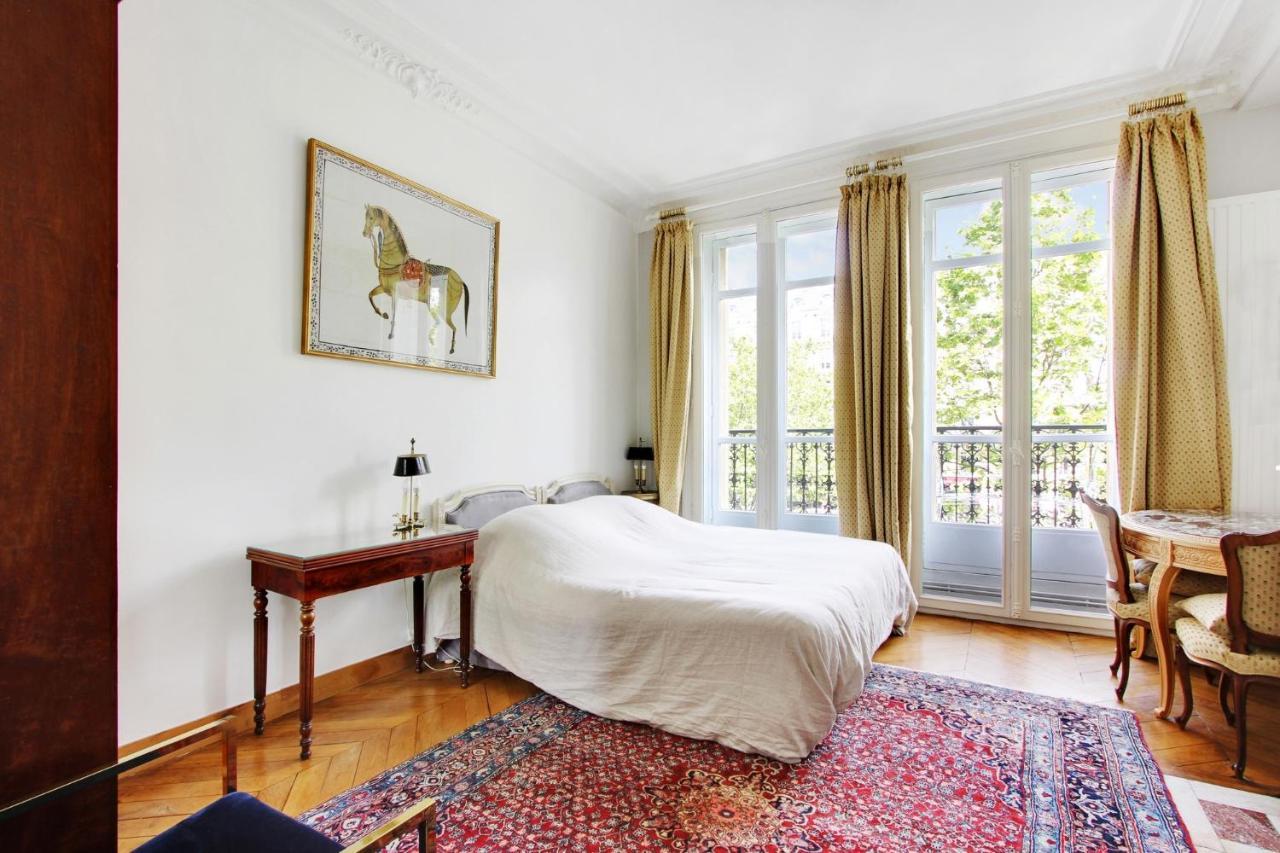 Junior Avec Balcon Et Vue Sur Arc De Triomphe * Paris