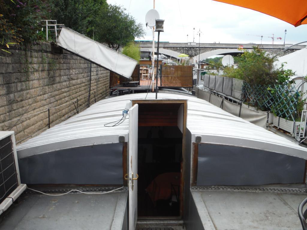 Bateau-hôtel Péniche - Le Nénuphar *