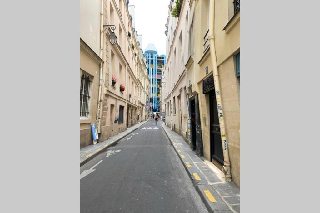 Large, Hyper Central Studio. Historical Apartment Paris