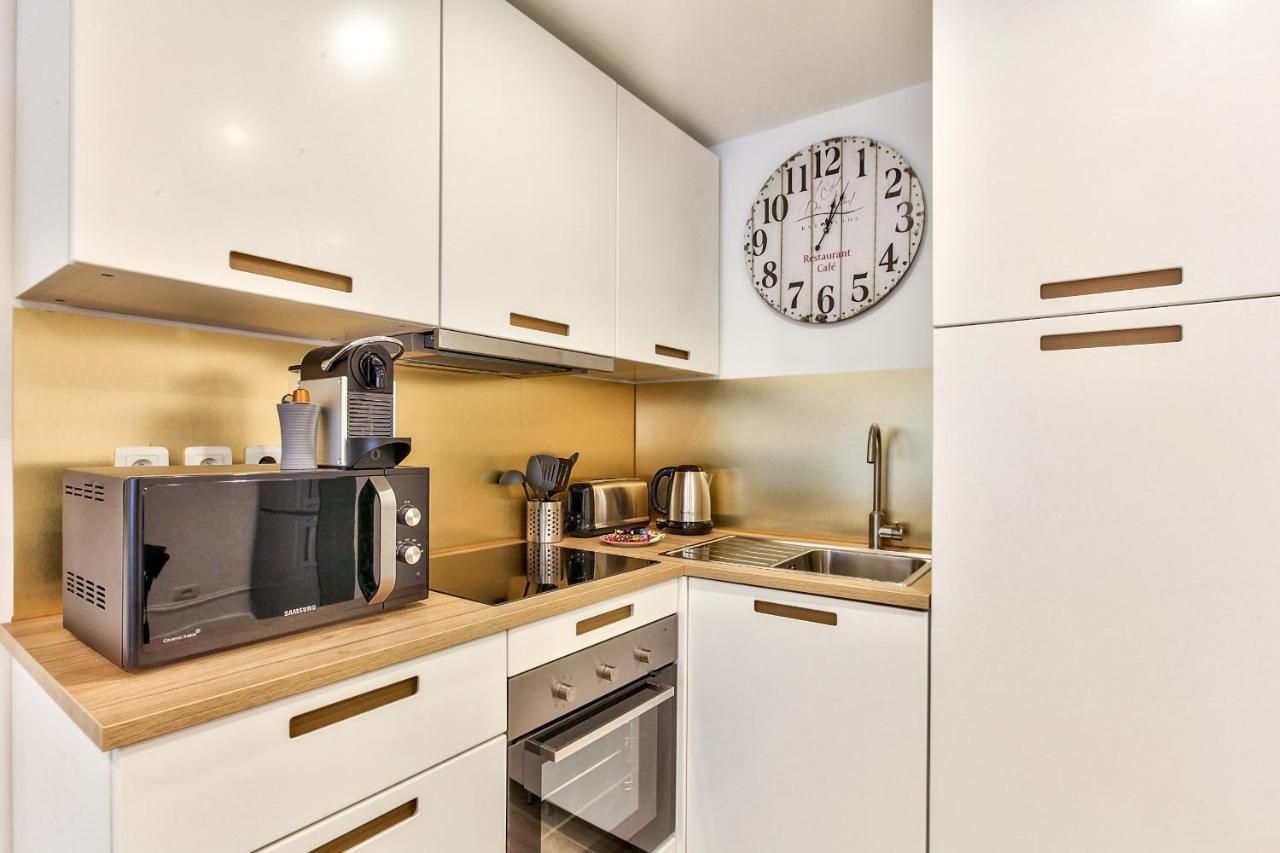 14 Luxury Flat Eiffel Design 1 Paris