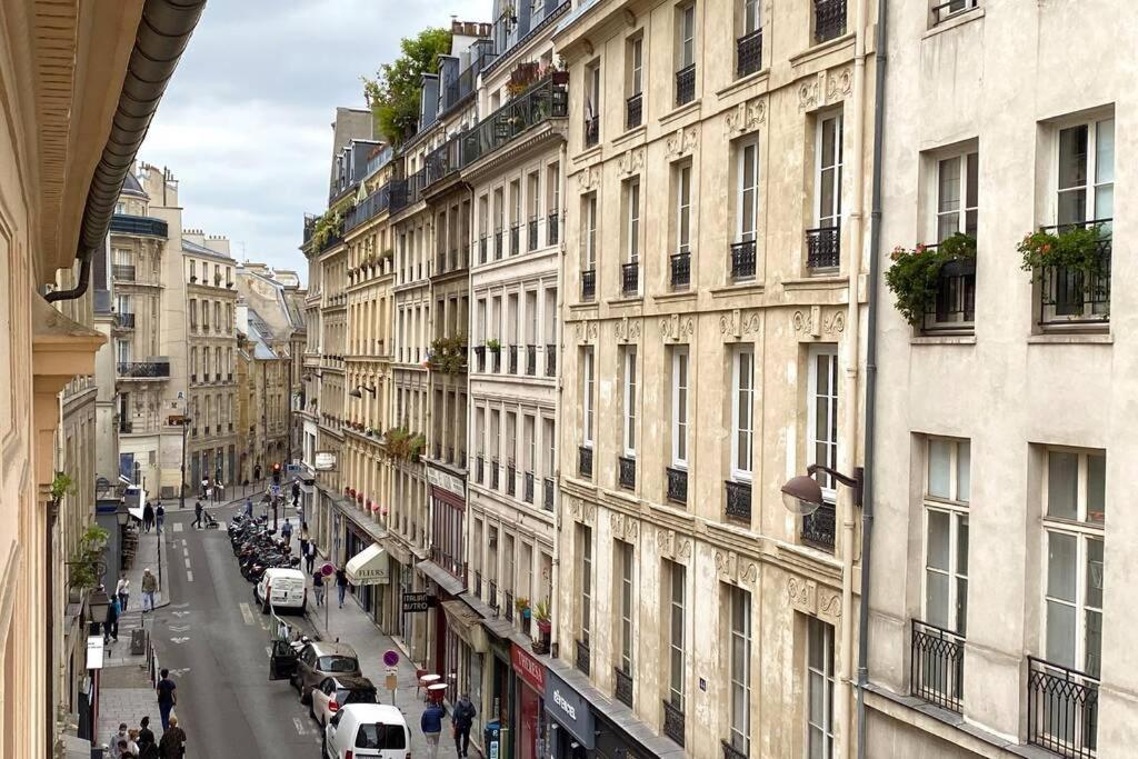 Large, Hyper Central Studio. Historical Apartment Paris