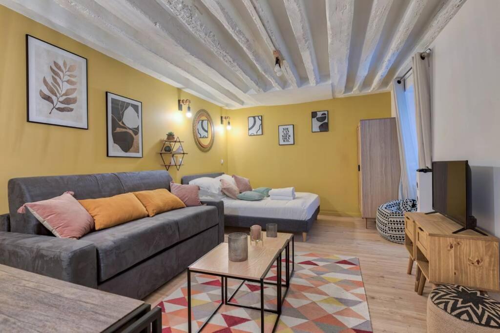 Apartment Biche Charming Studio Place De La Republique - 4P Paris
