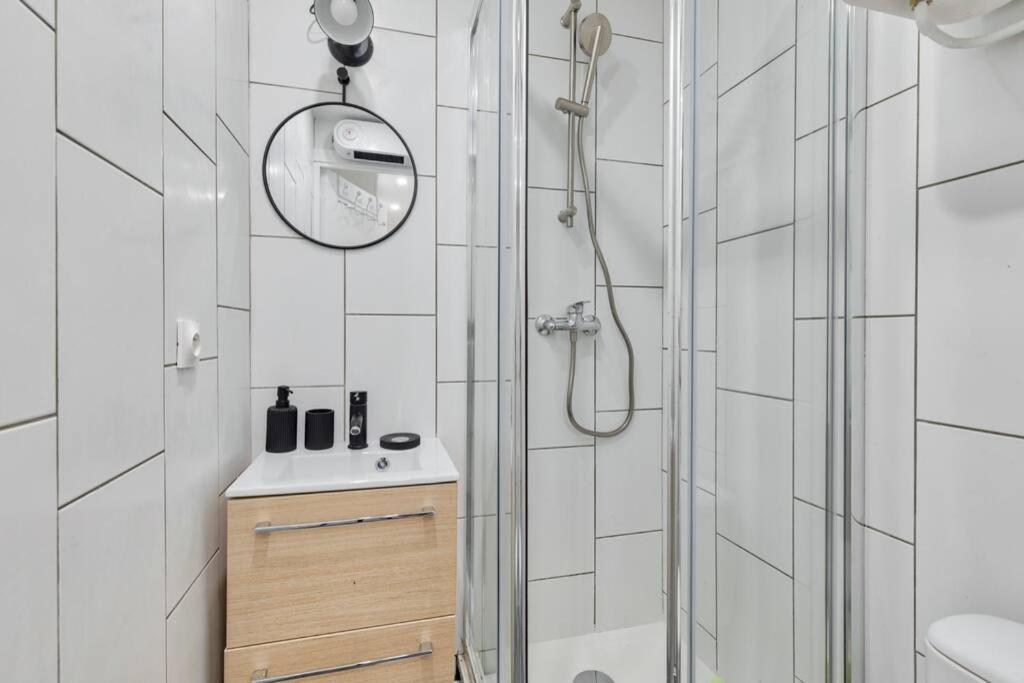 Apartment Biche Charming Studio Place De La Republique - 4P Paris