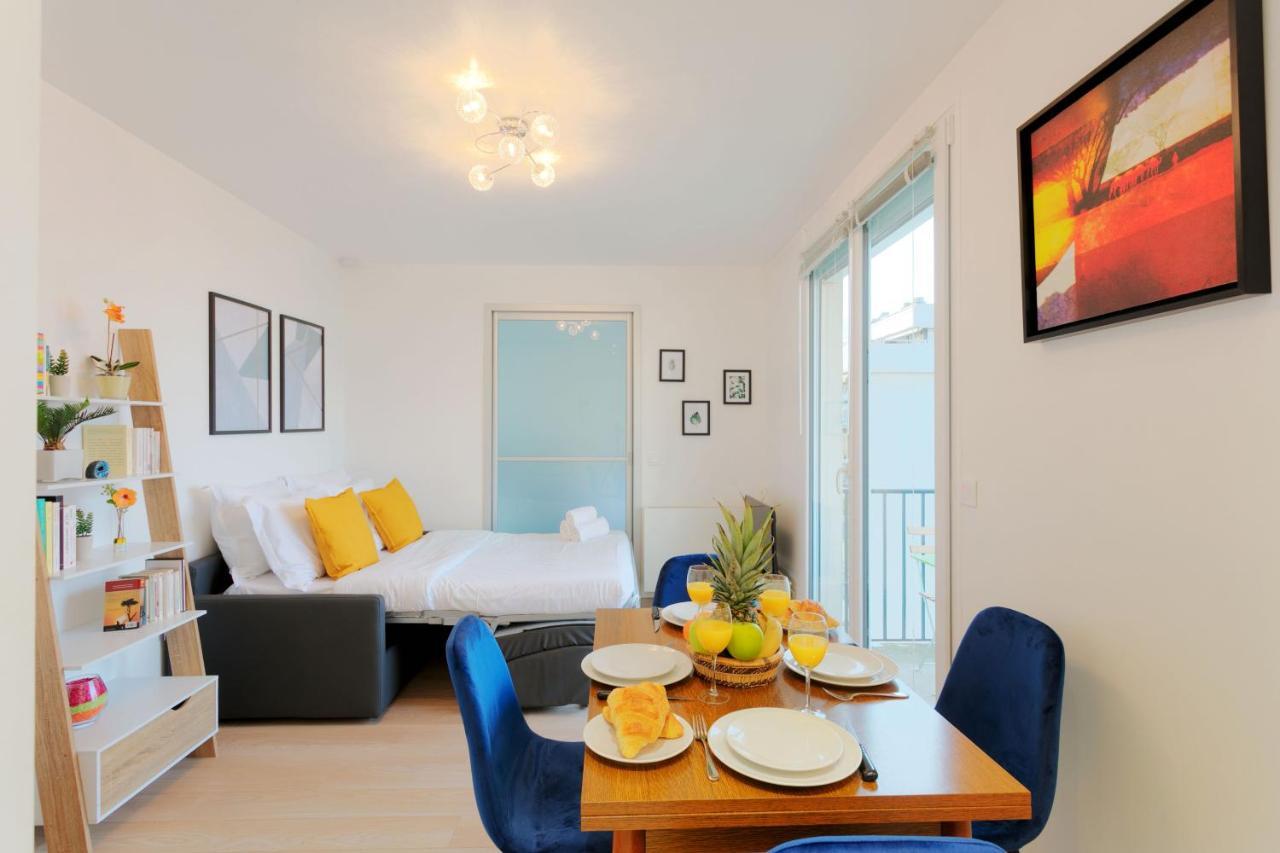Eiffel Tower View - Private Apartment *