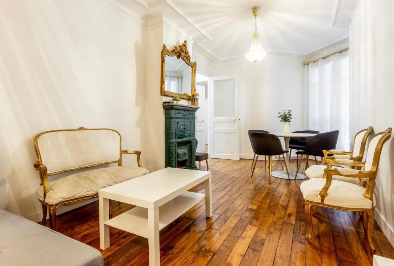 Abbesses - Superbe Avec Cheminées Appartement Paris