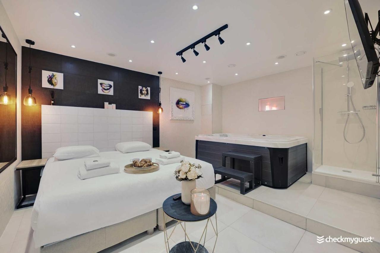 Apartment Rochechouart Paris