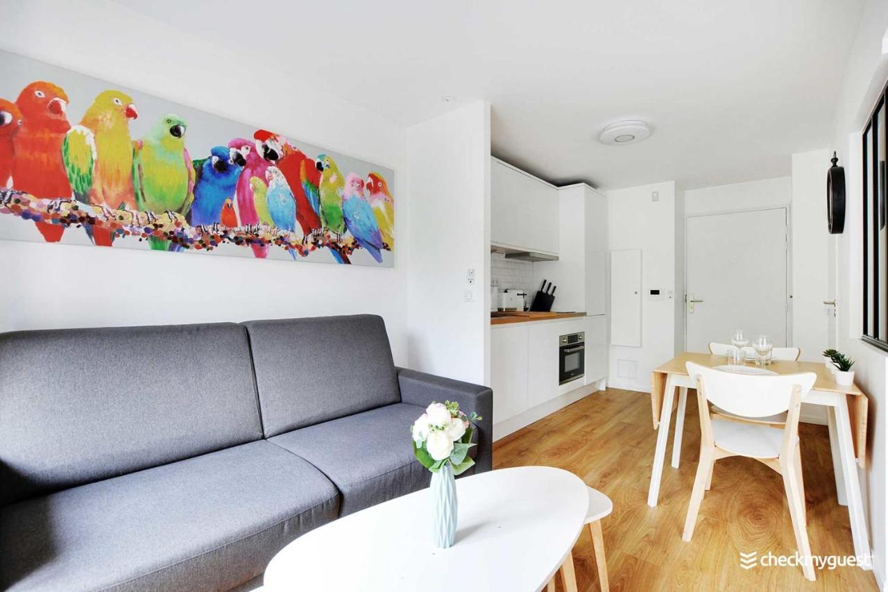 Rochechouart Apartment *