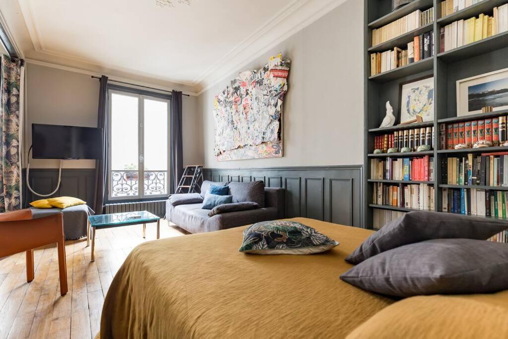 Spacious And Bright 2 Bedroom Apartment, Typically Parisian, Montmartre-opera, Appartement Paris