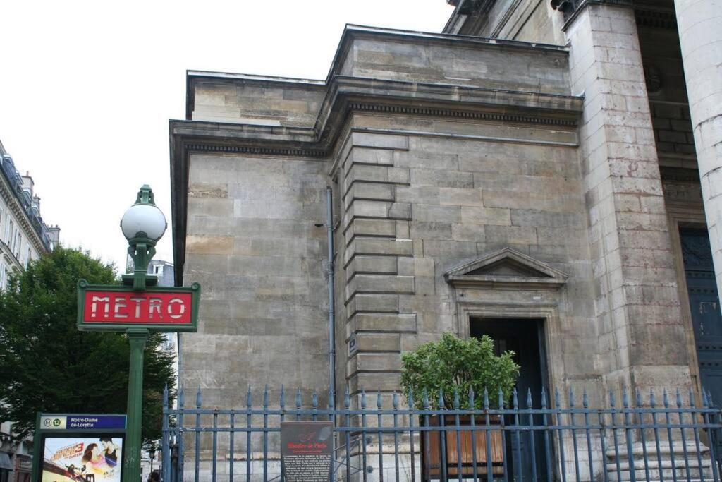 Spacious And Bright 2 Bedroom Apartment, Typically Parisian, Montmartre-opera, Appartement Paris