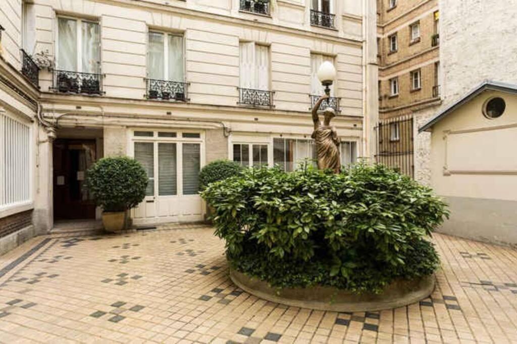 Spacious And Bright 2 Bedroom Apartment, Typically Parisian, Montmartre-opera, Appartement Paris