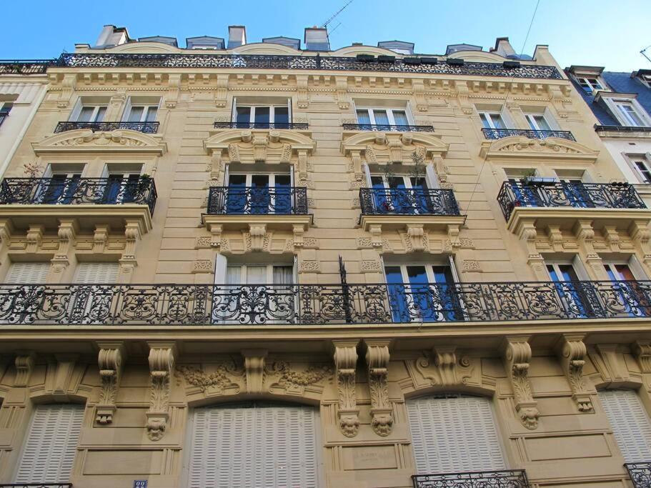 Spacious And Bright 2 Bedroom Apartment, Typically Parisian, Montmartre-opera, Appartement
