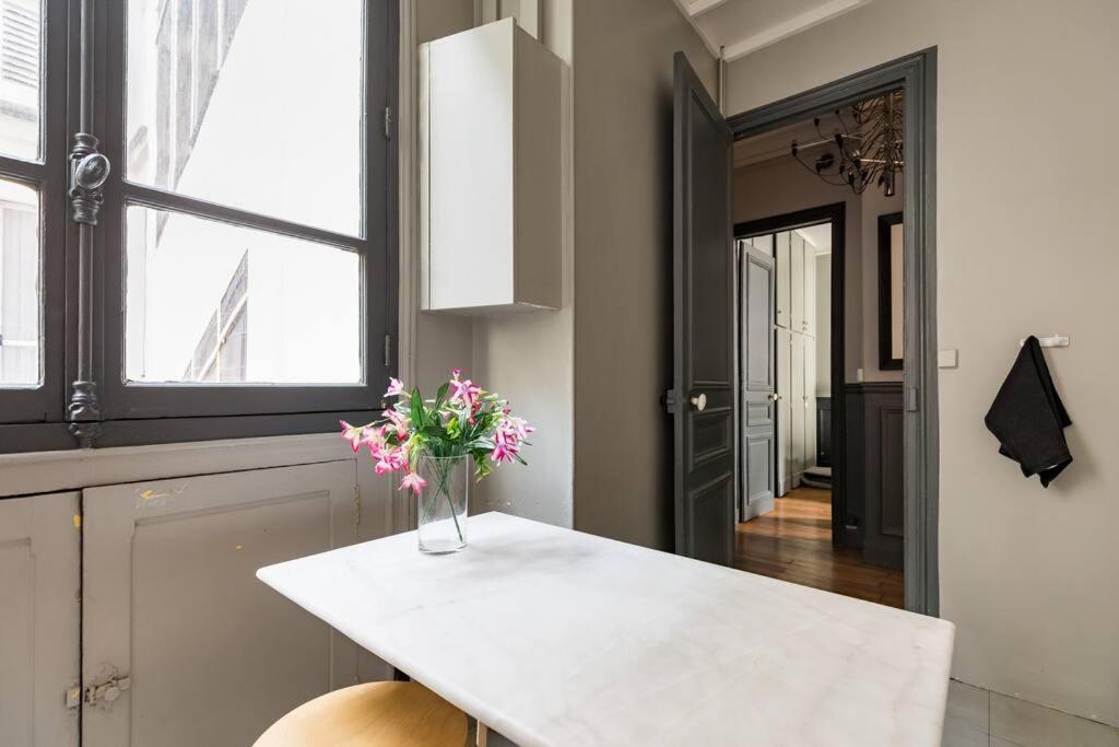 Appartement Spacious And Bright 2 Bedroom Apartment, Typically Parisian, Montmartre-opera, Paris