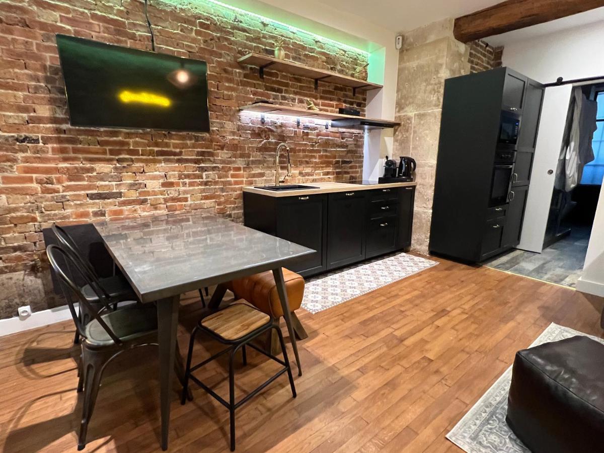 Good Vibes Luxurious Loft In 11th, With Ac & Table Football Apartment