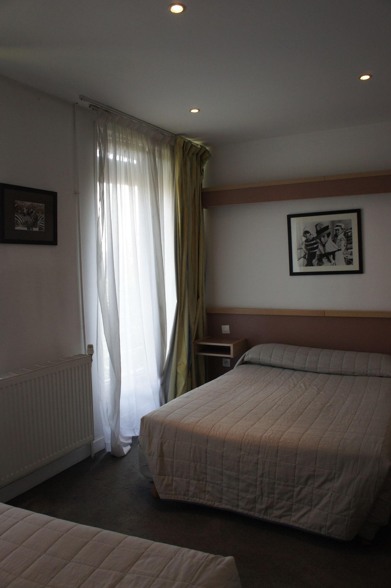 Hotel Edgar Quinet 2*