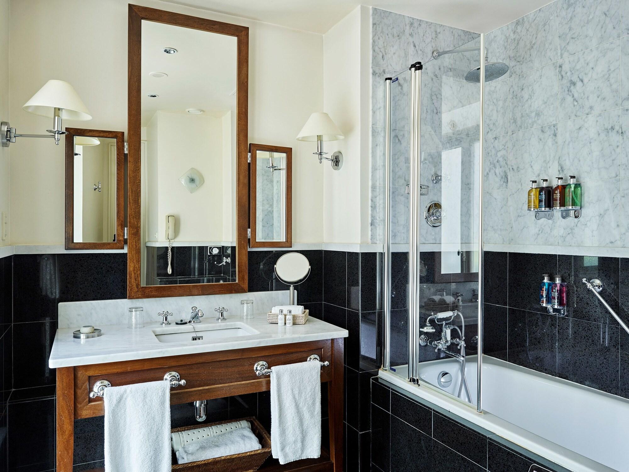 Hotel La Tremoille Paris