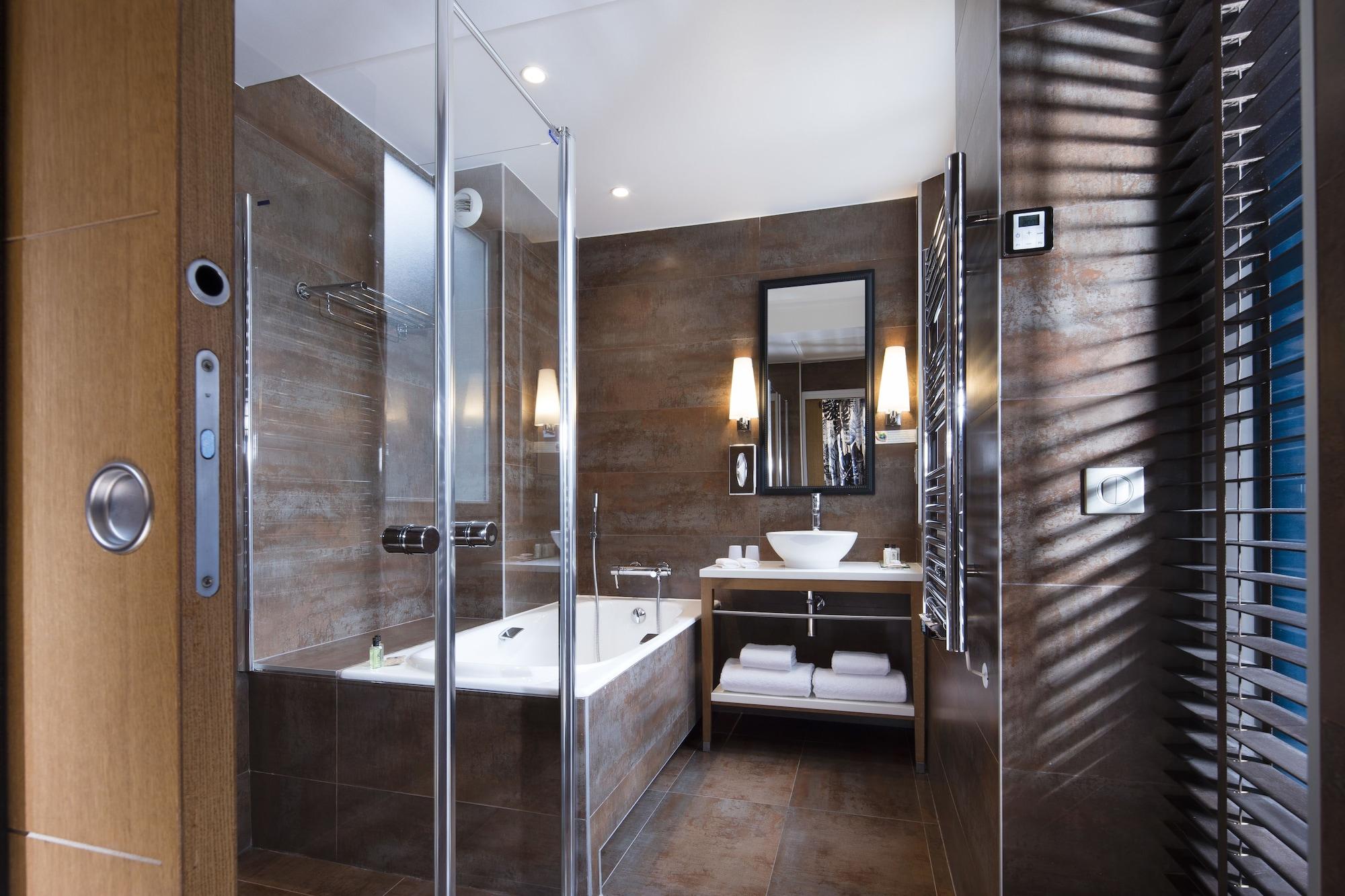 Le Six 4* Paris