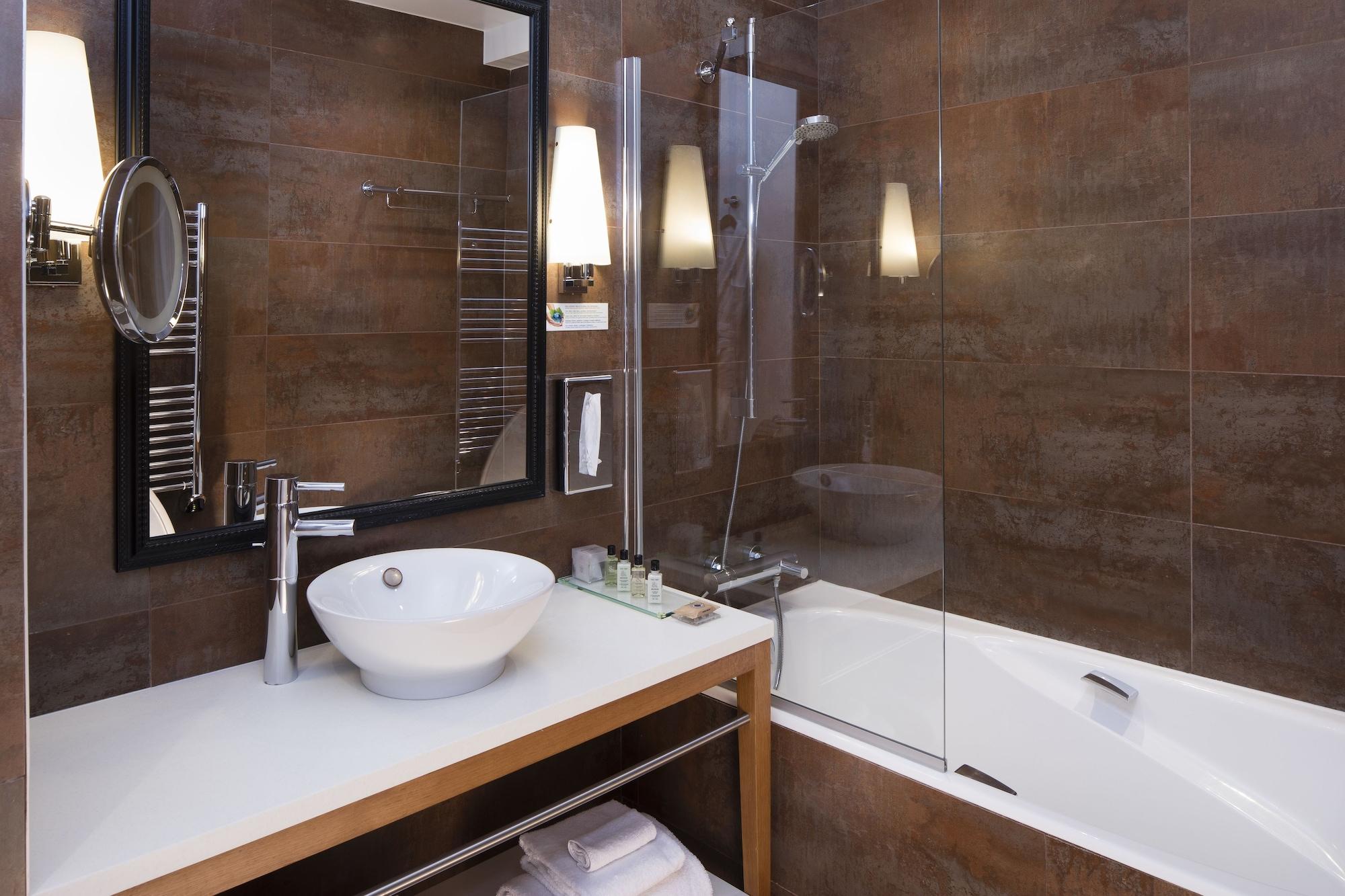 Le Six Hotel 4*
