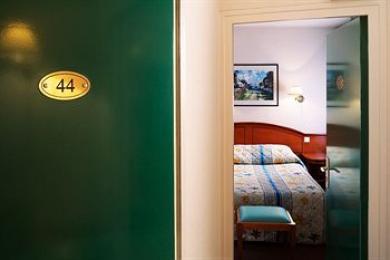 De Geneve Hotel 3*