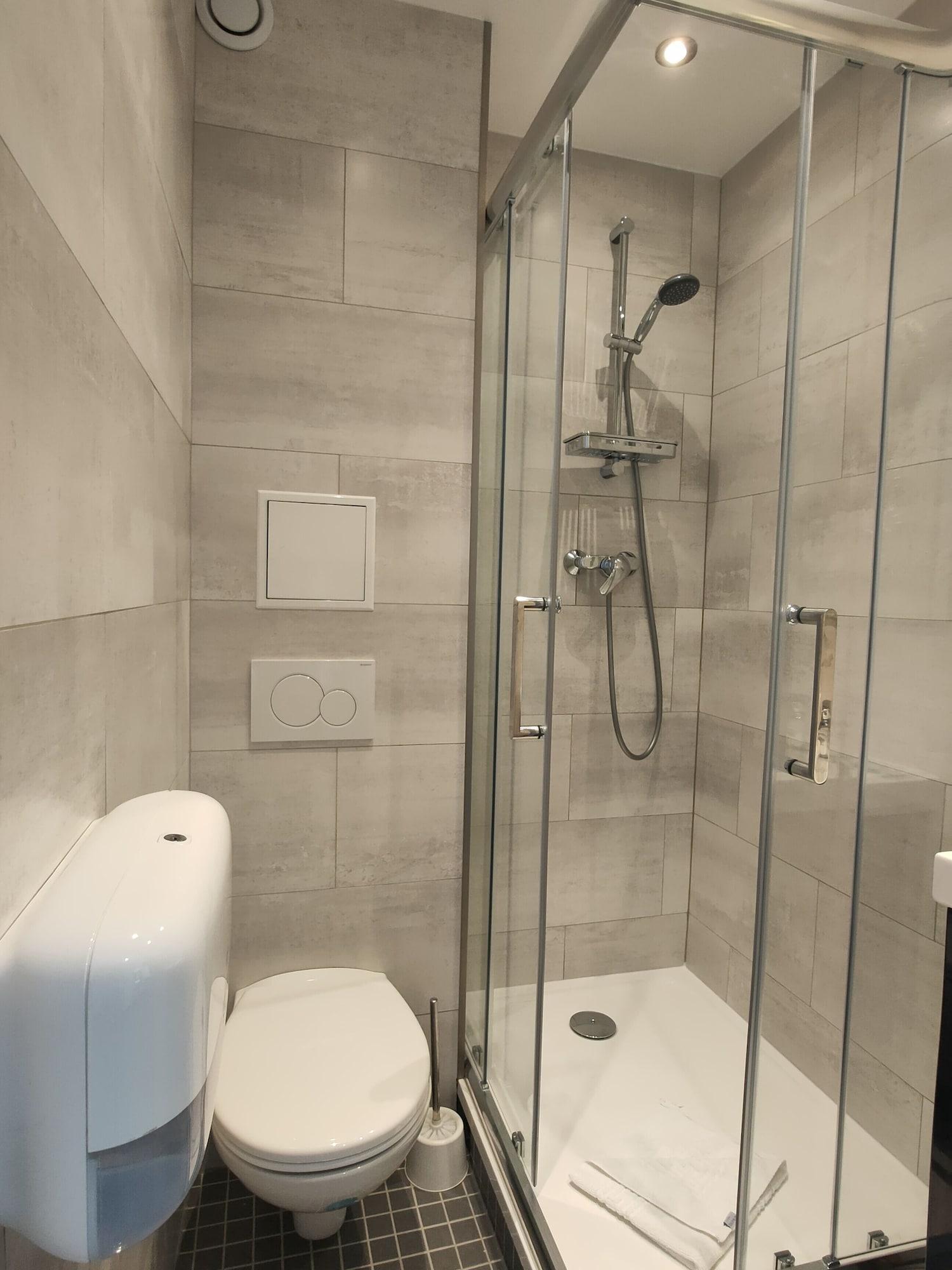 Modern Est Hotel 2*