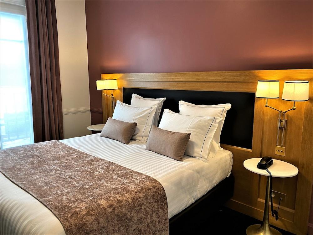 Le Cercle Tour Eiffel Hotel