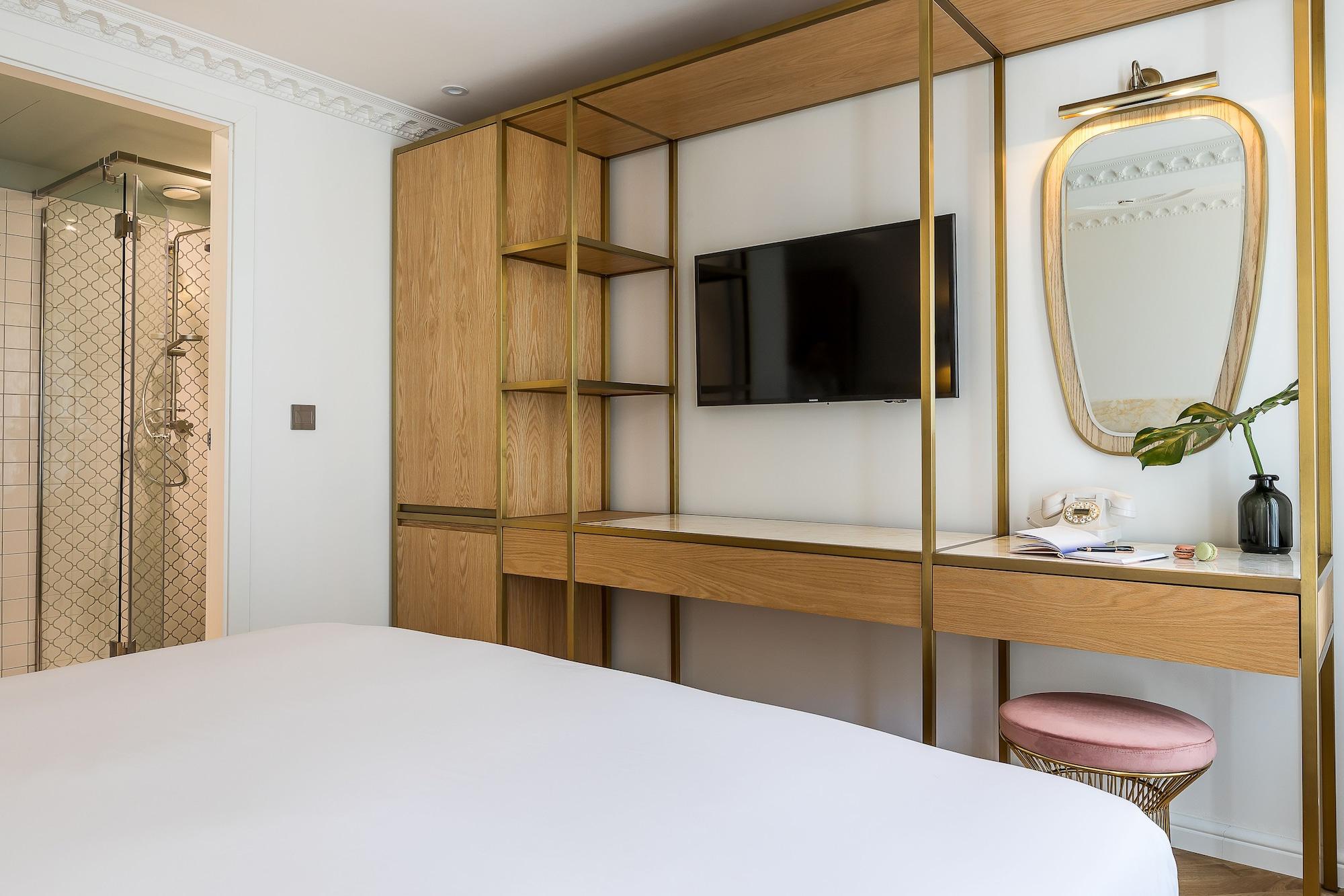 Rose Bourbon 3* Paris