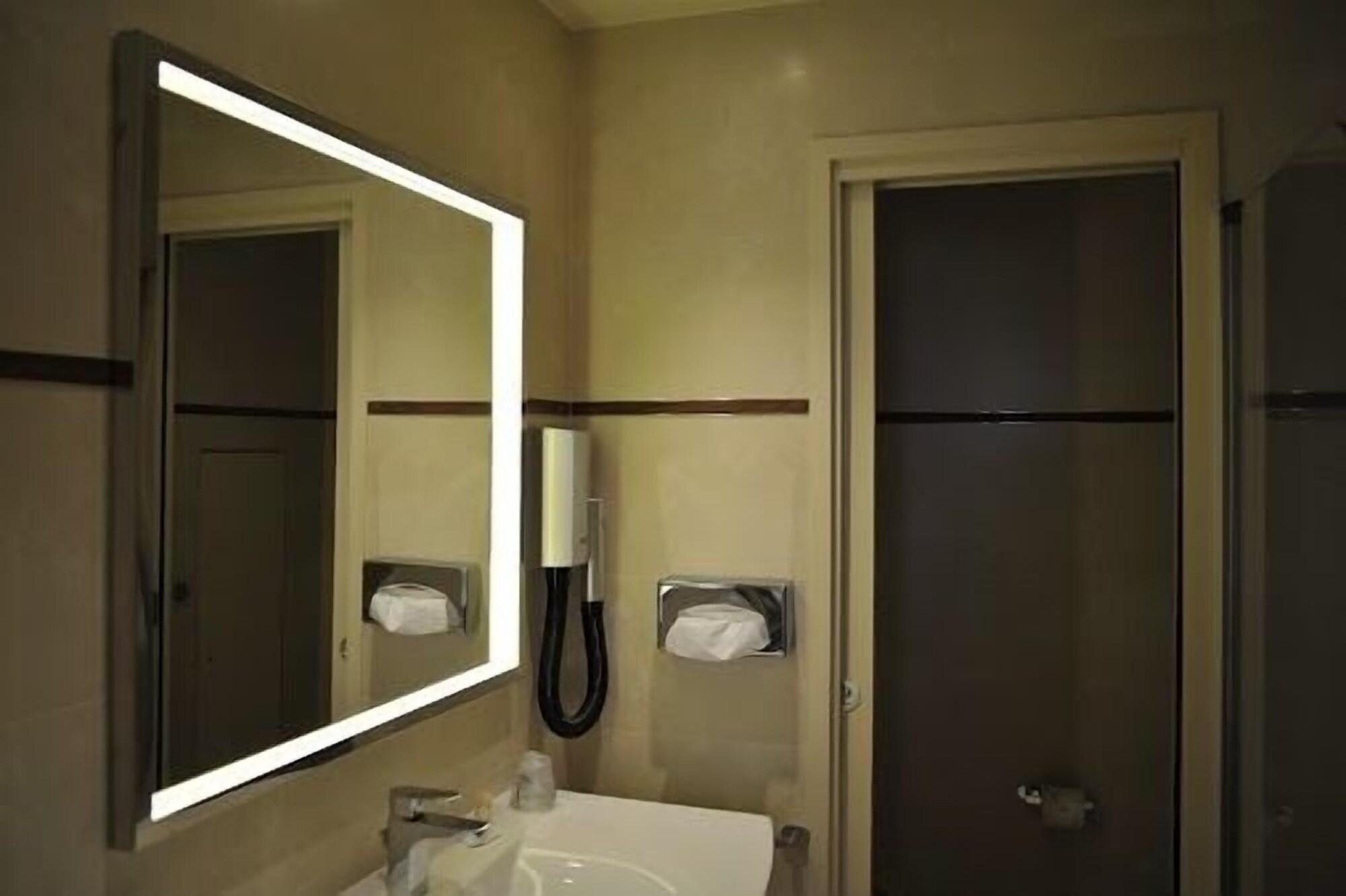 De L'universite Hotel 3*