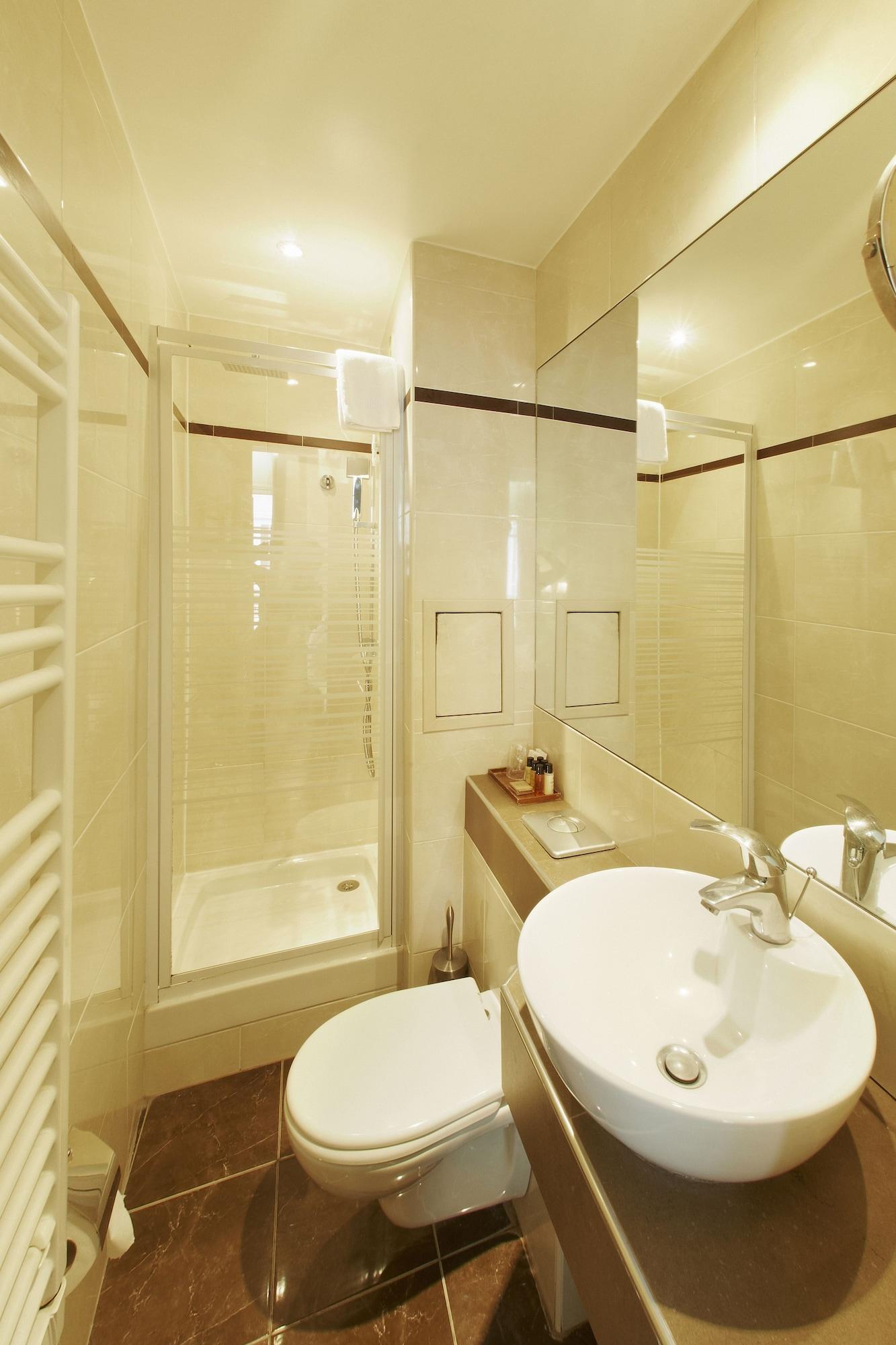 Poussin Hotel
