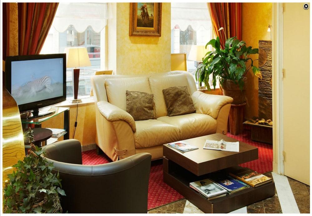Poussin Hotel