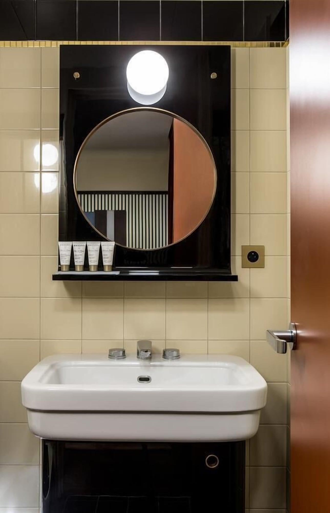 Hotel Du Rond-point Des Champs-elysees - Esprit De France