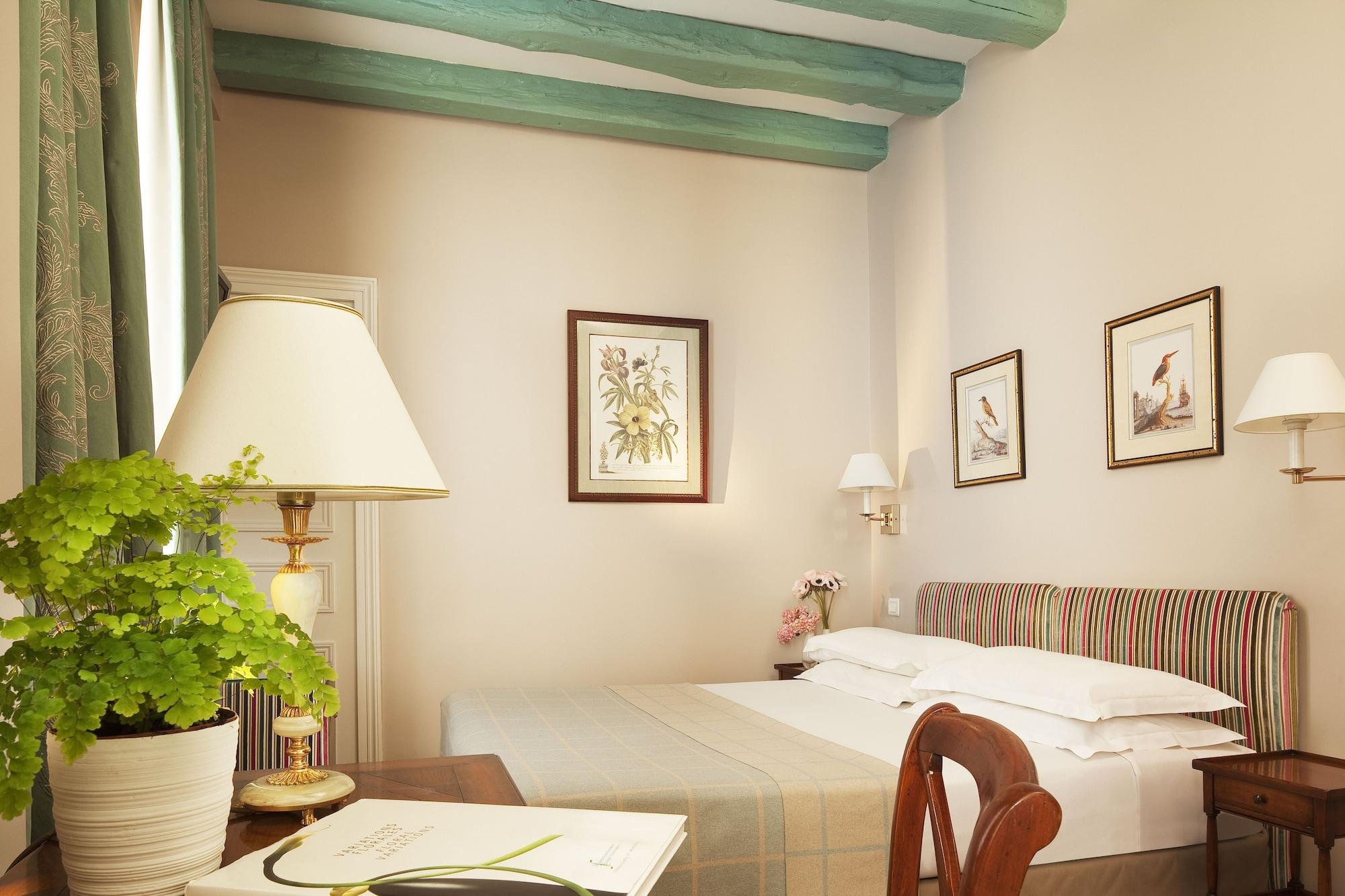 Le Relais Saint Honoré Hotel 4*