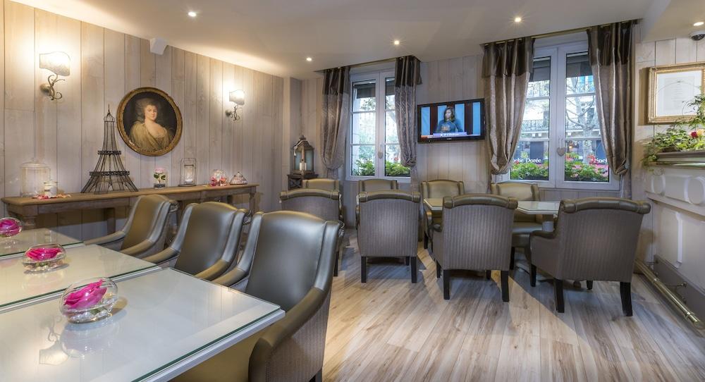Cluny Square Hotel