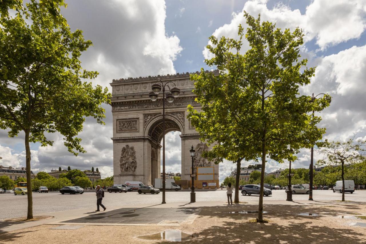 Veeve - Footsteps From The Arc De Triomphe Paris