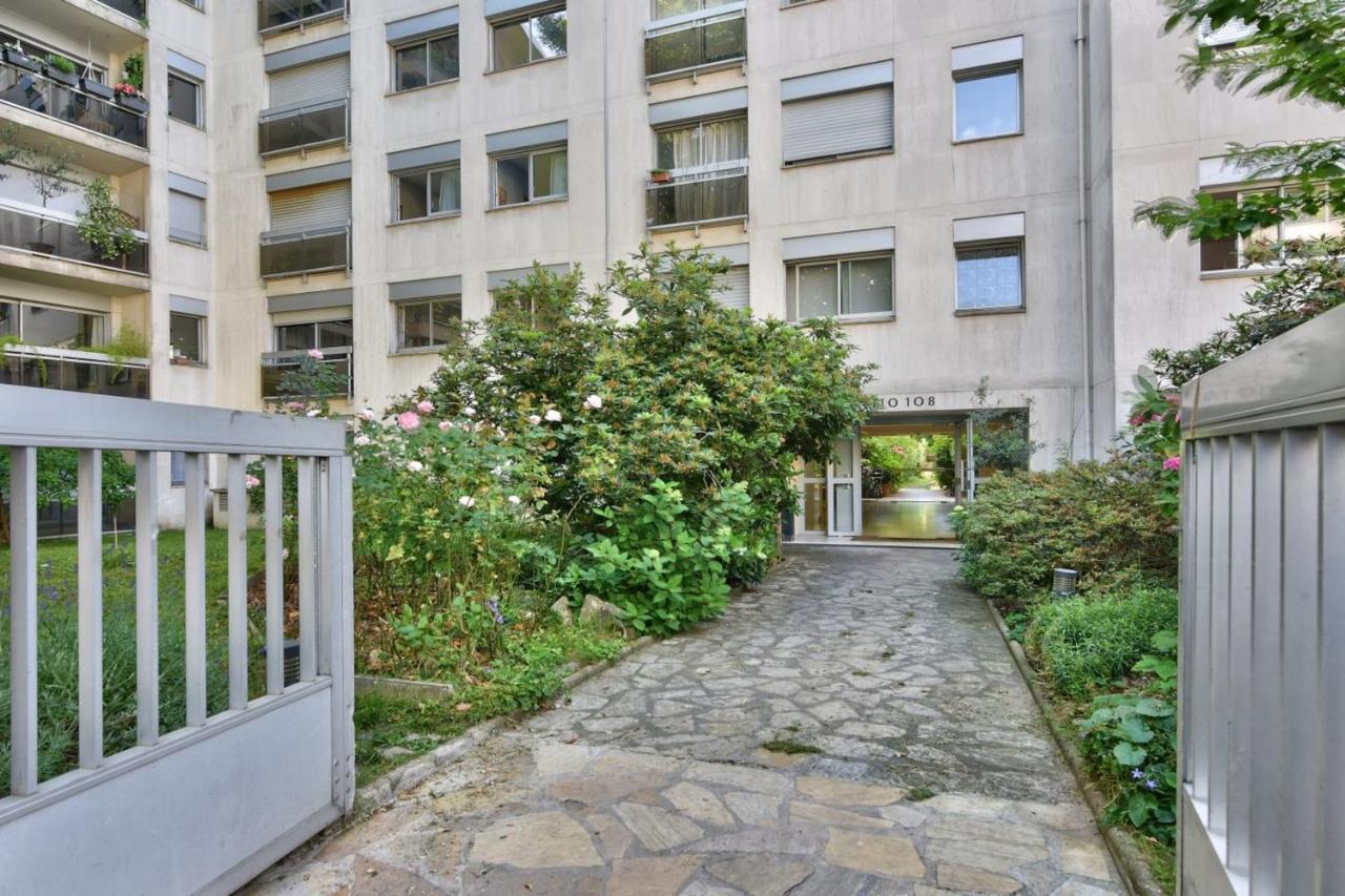 Very Studio Near Belleville Paris
