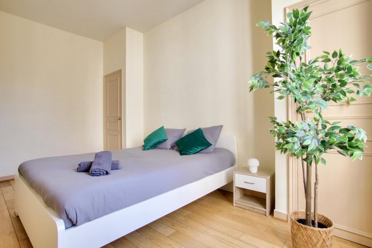 Apartment 2 Bedrooms Tour Eiffel Rapp