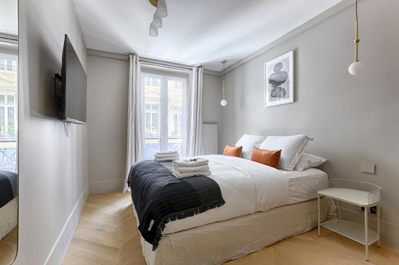 Unique Luxury Parisian Flat 2br/6p -champs Elysées *