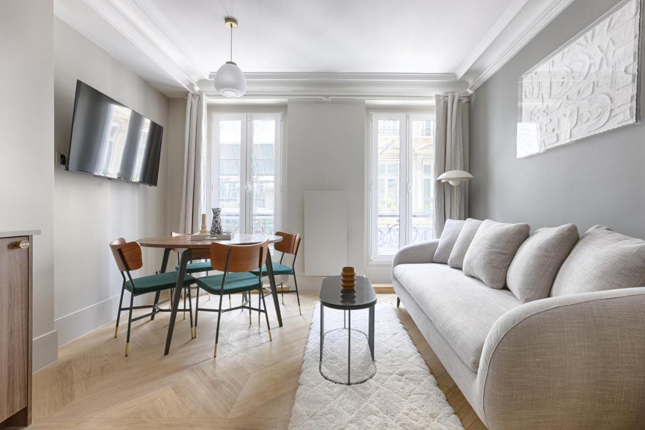 Unique Luxury Parisian Flat 2br/6p -champs Elysées * Paris