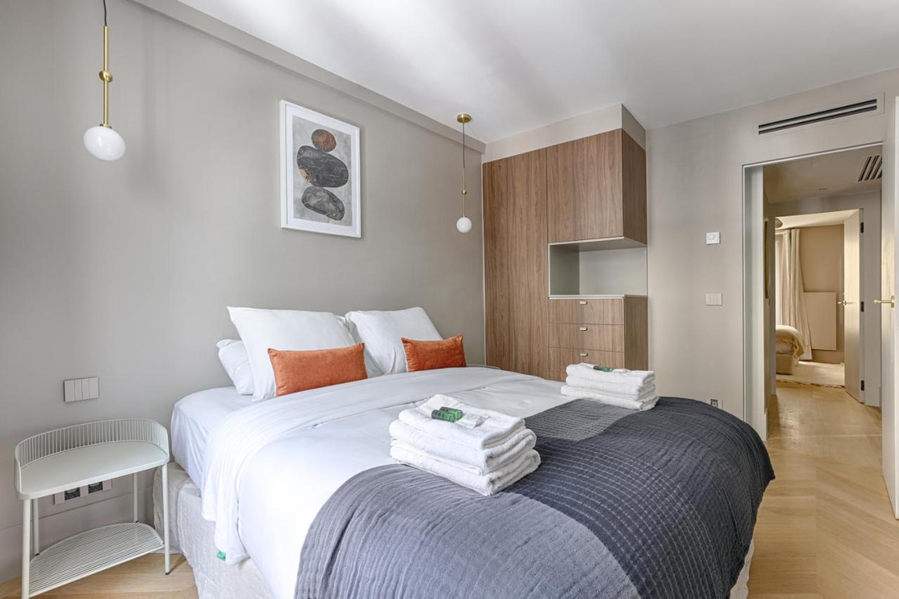 Unique Luxury Parisian Flat 2br/6p -champs Elysées * Paris