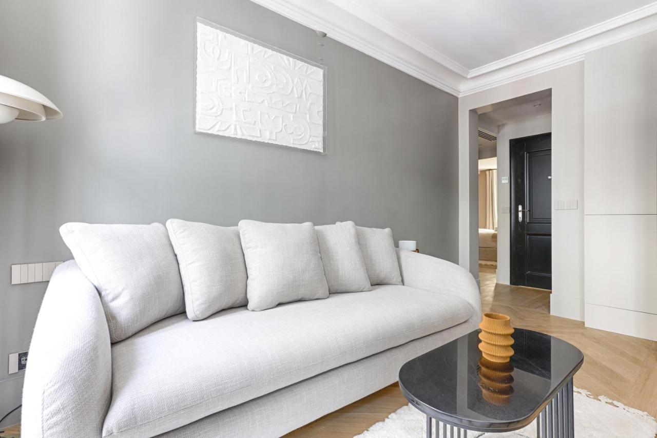 Unique Luxury Parisian Flat 2br/6p -champs Elysées Paris