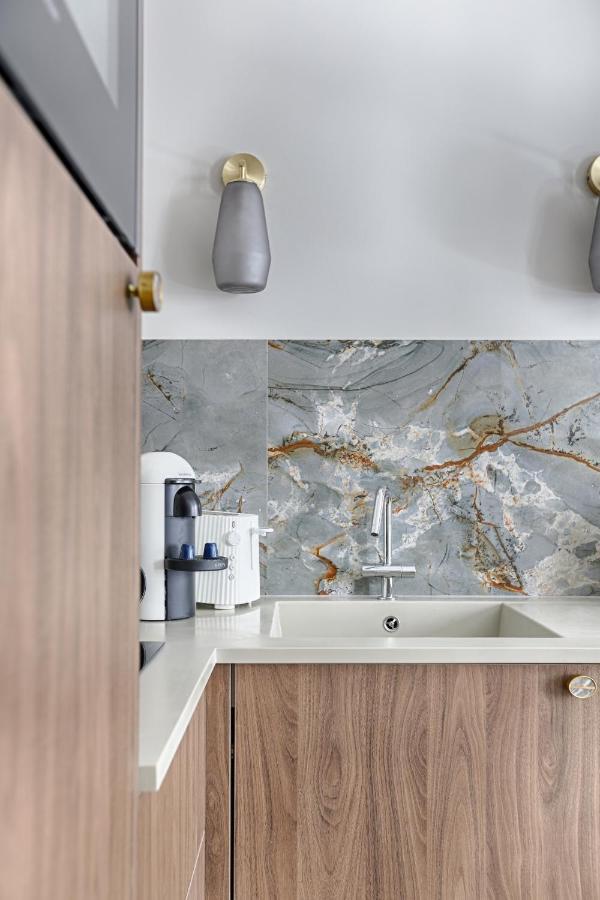 Unique Luxury Parisian Flat 2br/6p -champs Elysees Apartment