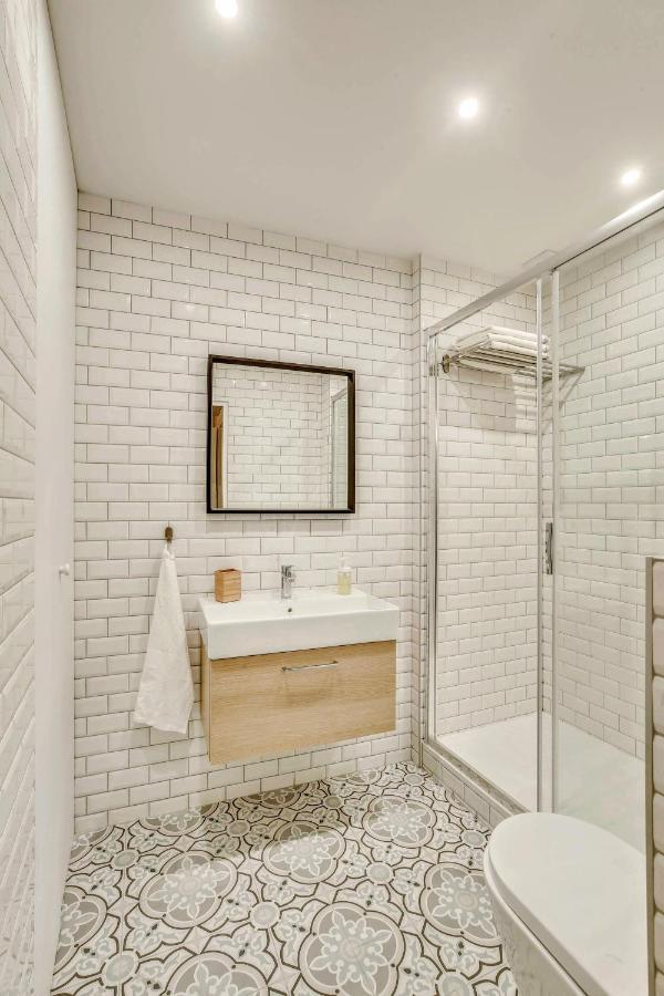 & Stylish Renovated Parisian / 6-8 Guests Appartement