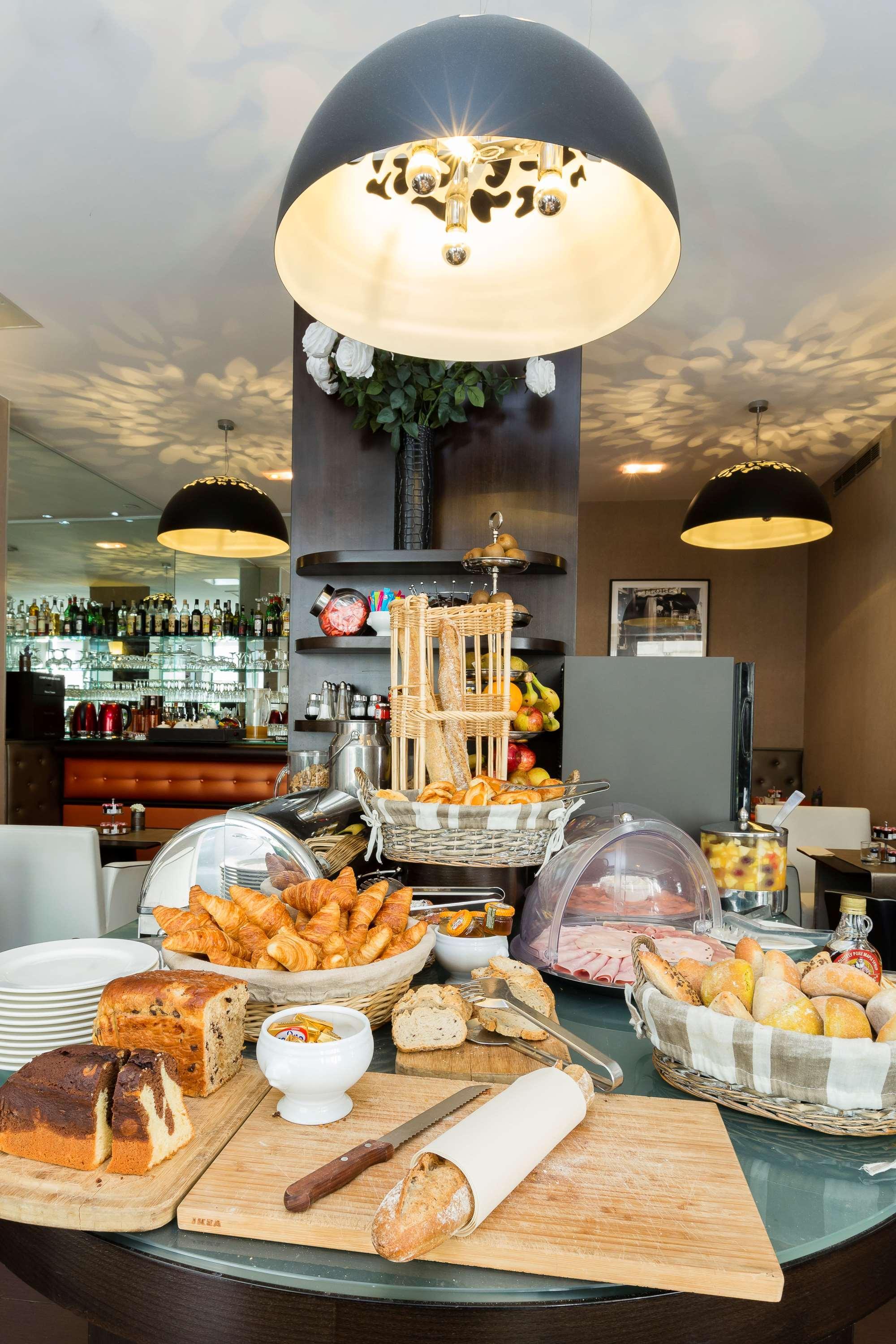 Hotel Elysées Bassano Paris