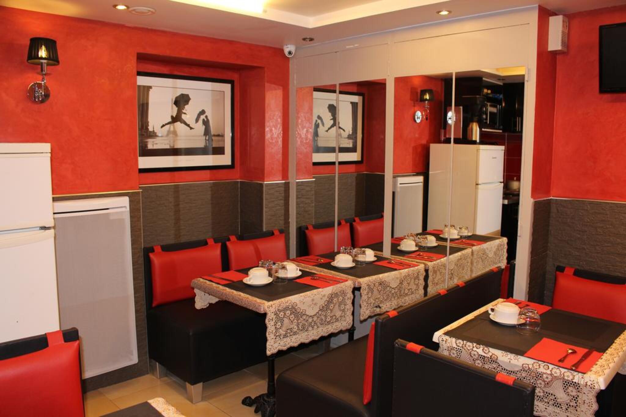 Hotel Des Buttes Chaumont 2*