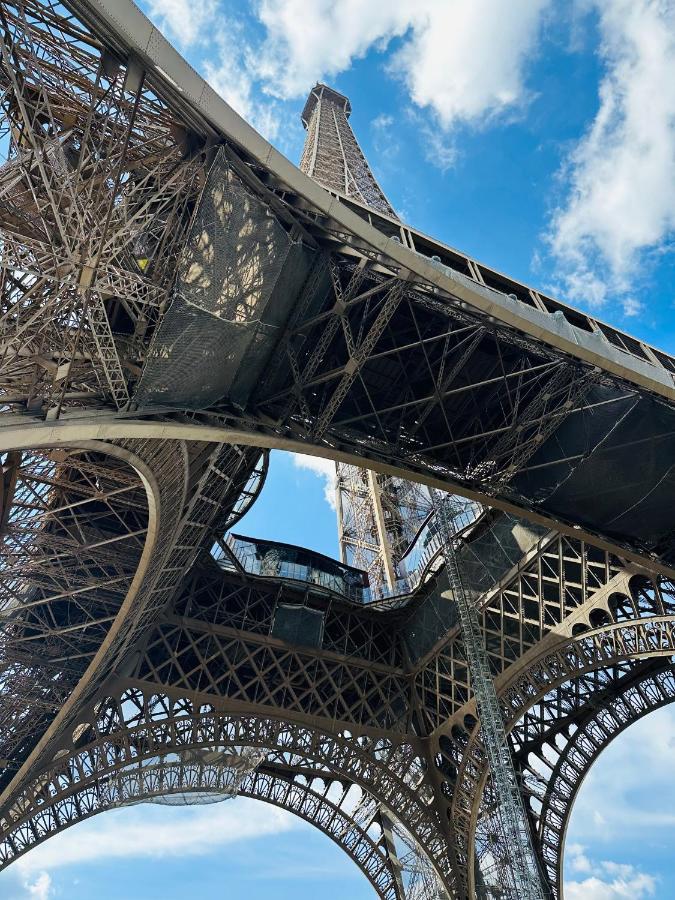 Beatrice Et Emmanuel Meuble Eiffel * Paris