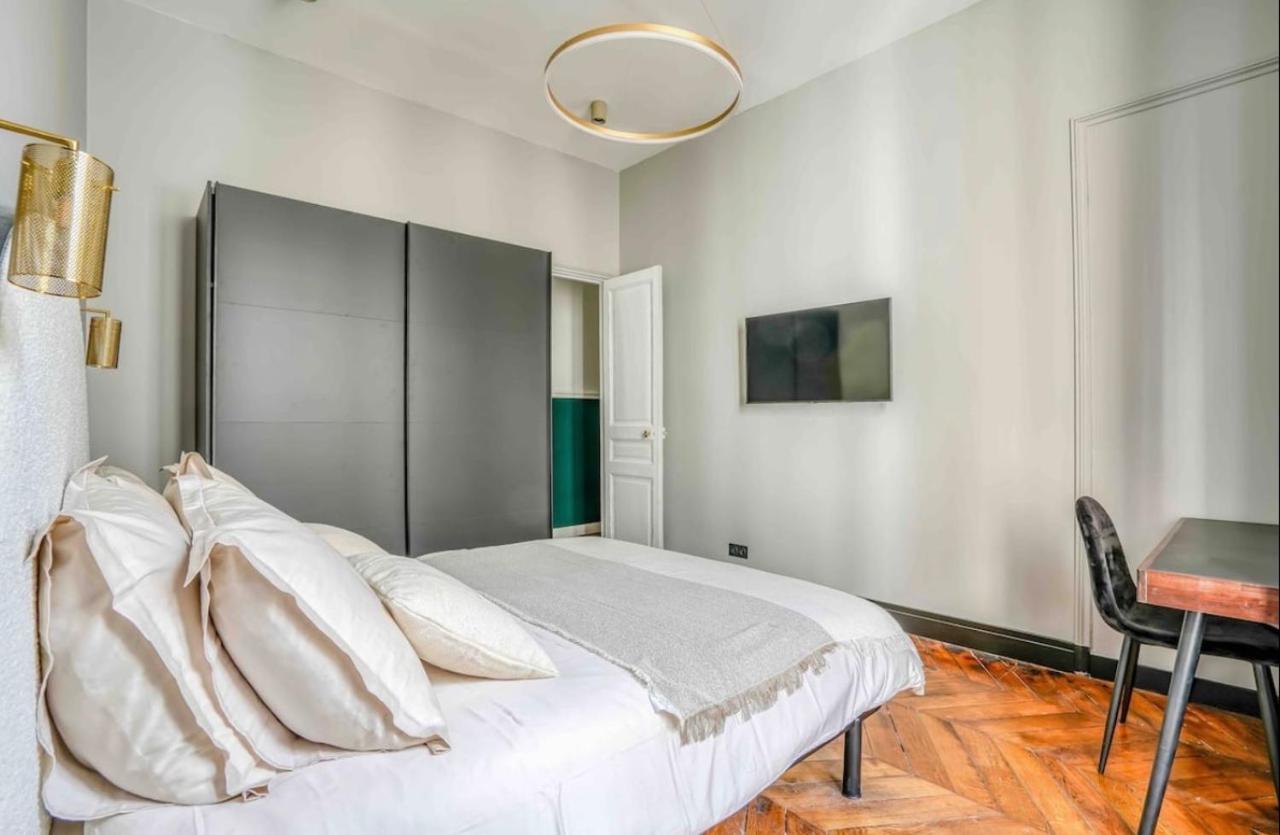 Apartment Luxury Champs Elysees Paris